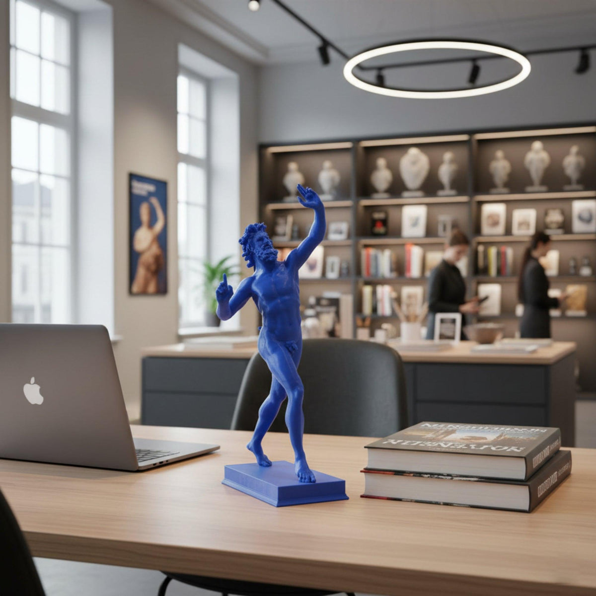Fauno Danzante di Pompei in PLA blu su una scrivania in legno, accanto a un portatile e libri.