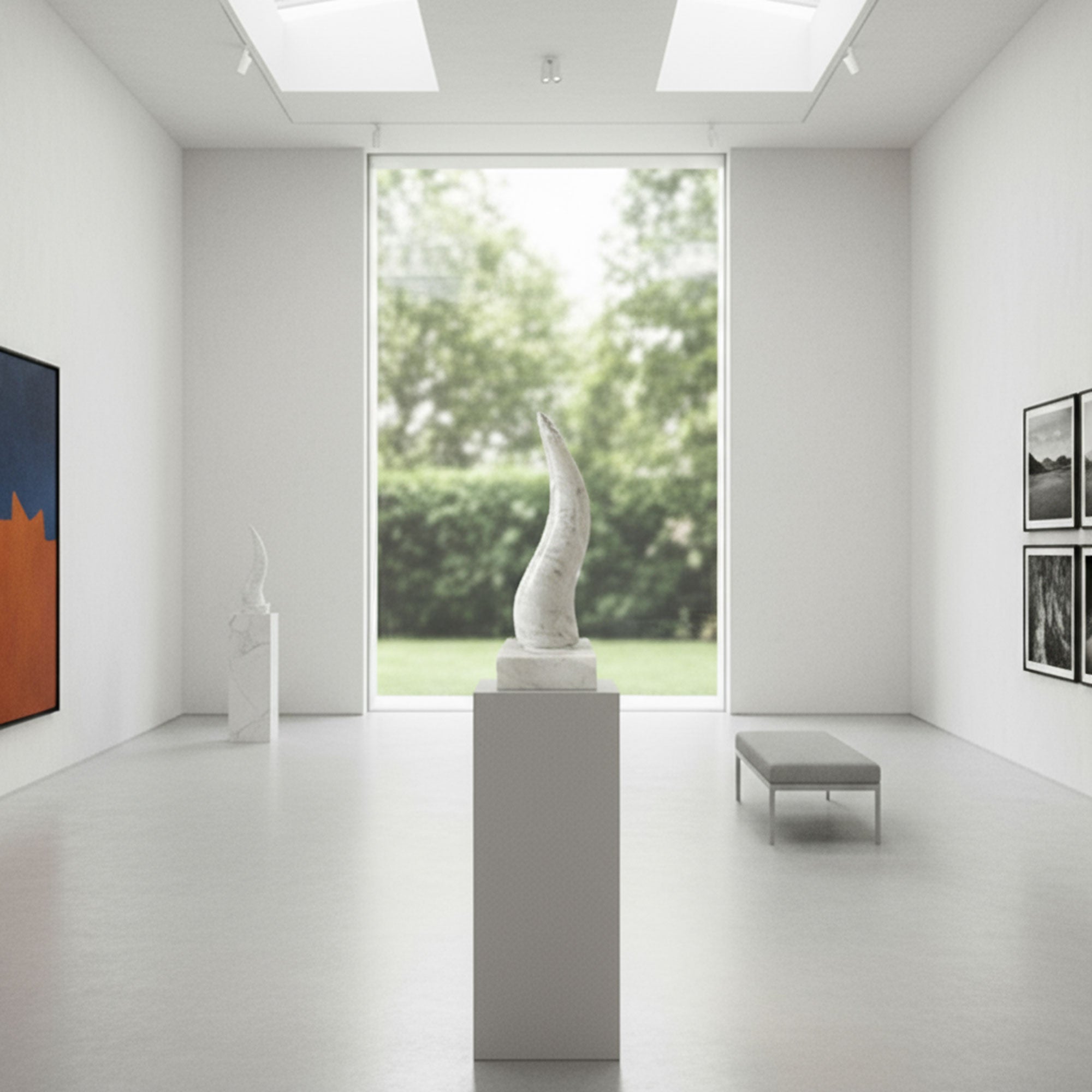 ナポリの幸運の角 カッラーラ大理石製 40 cm、溶岩石、トゥーフォまたは大理石の台座付き – イタリア製デザインのお守り