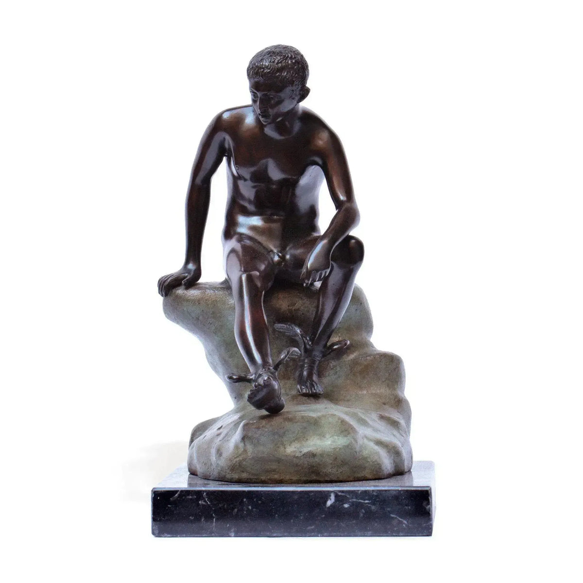 Estatua de bronce de Hermes en reposo.