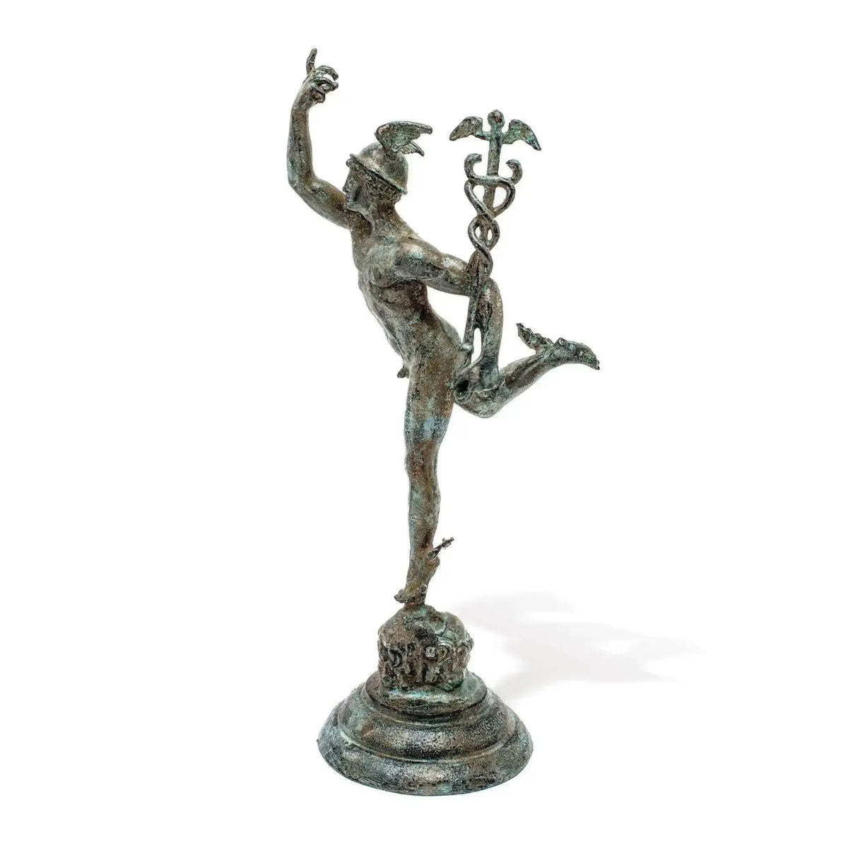 Hermes Volante in bronzo con patina verde, caduceo, copricapo alato e braccio alzato, su base circolare e fondo bianco.