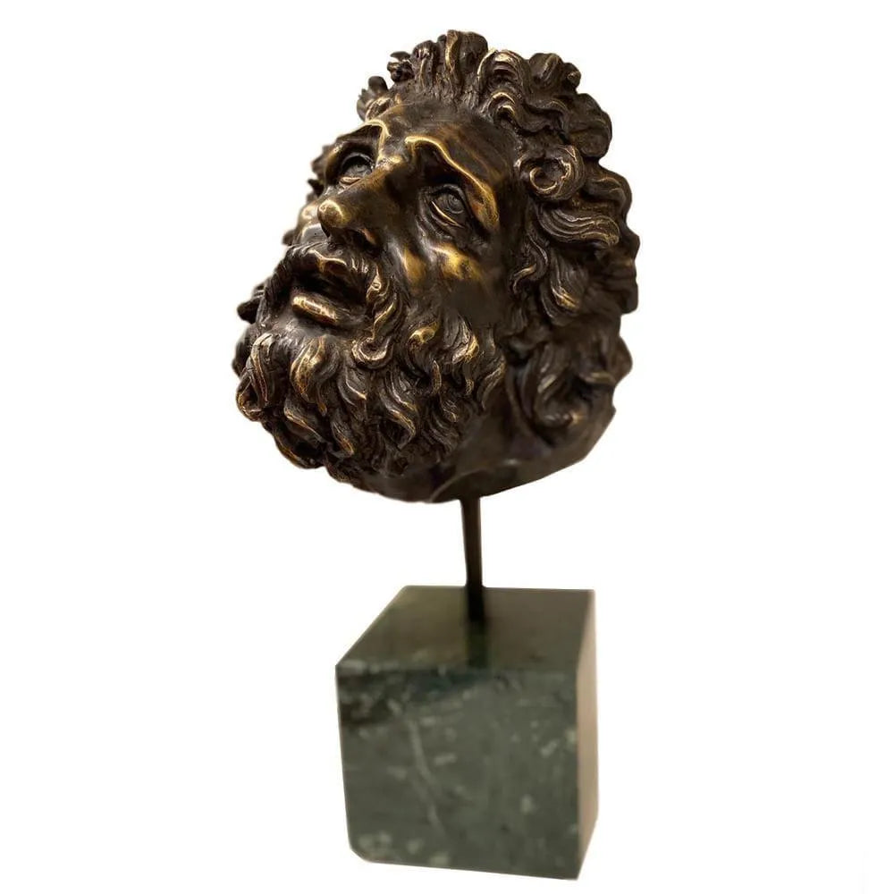Testa di Laocoonte in bronzo su base verde, vista di tre quarti dal lato opposto su fondo bianco.