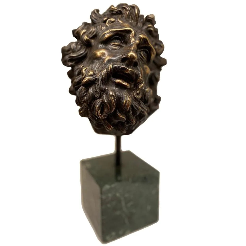 Testa di Laocoonte in bronzo su base verde, vista di tre quarti con volto rivolto verso l’alto.