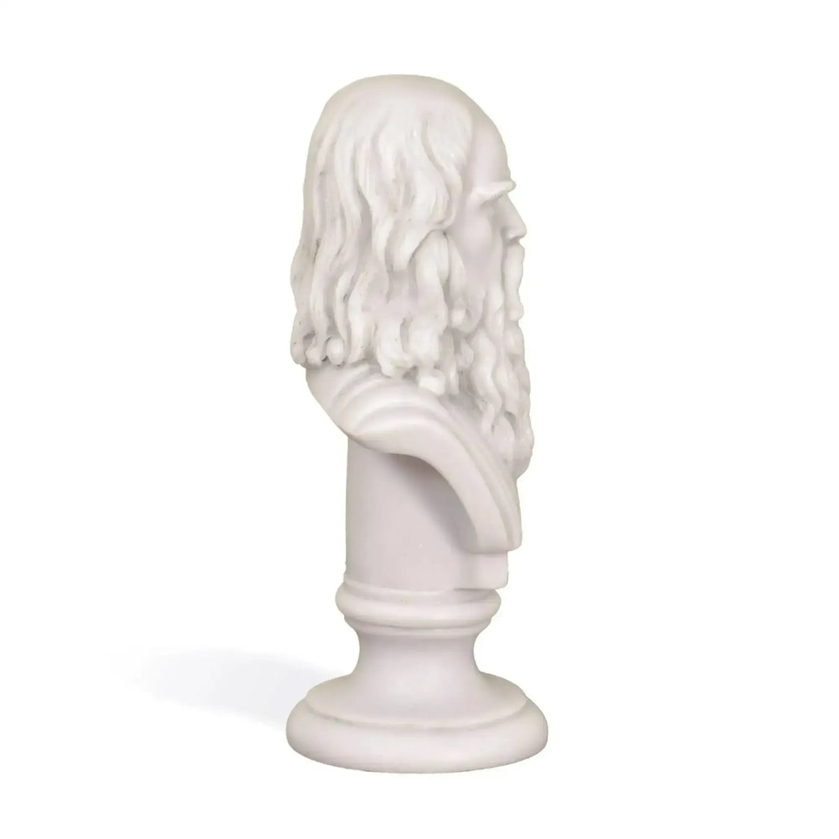 Busto di Leonardo da Vinci in marmo ricomposto, visto di profilo con lunga barba e capelli ondulati, su fondo bianco.