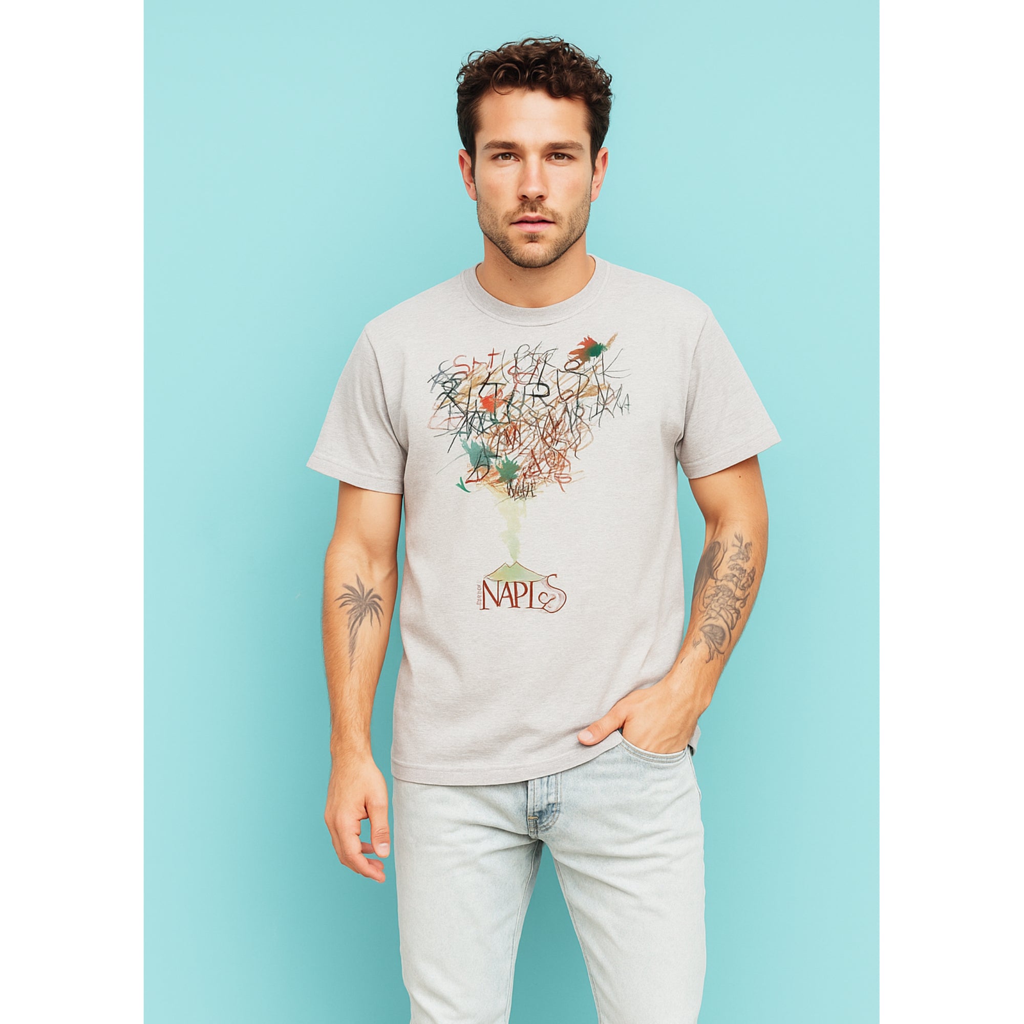 T-shirt unisex in cotone naturale con design artistico “Lettering Napoli” ispirato al Vesuvio.