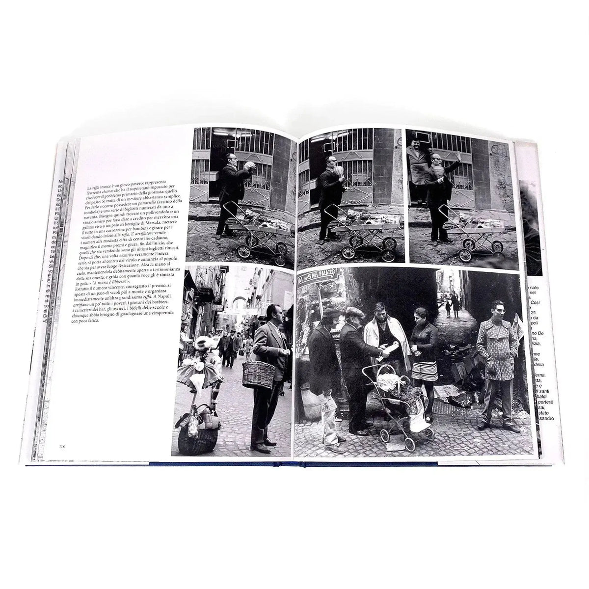 Livre photographique "La Napoli di Bellavista" de Luciano De Crescenzo ouvert sur une page de photos