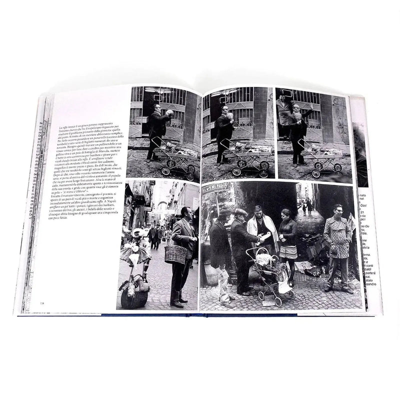 Livre photographique "La Napoli di Bellavista" de Luciano De Crescenzo ouvert sur une page de photos