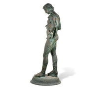 Vista laterale della statua in bronzo di Narciso