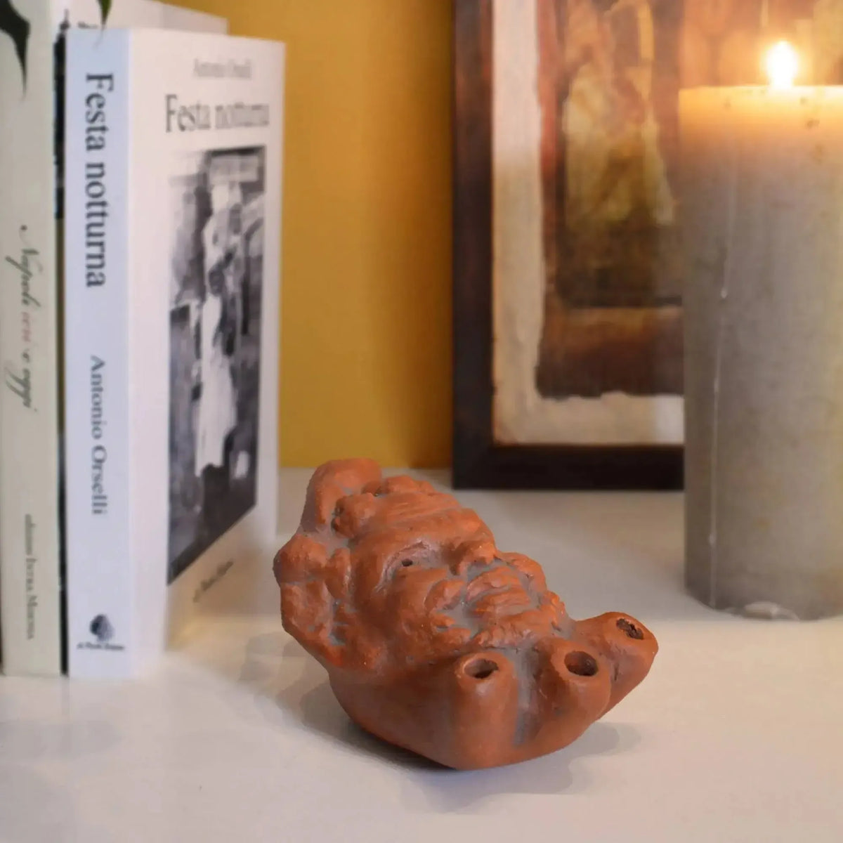 lampe à huile en terre cuite représentant le satyre aux trois feux