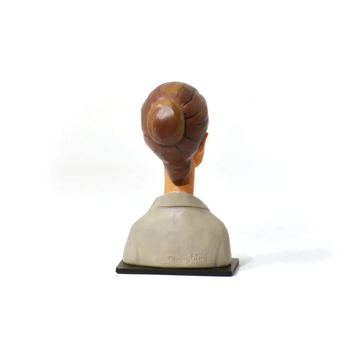 Retro del busto di Lunia Czechowska, con capelli raccolti e camicia chiara