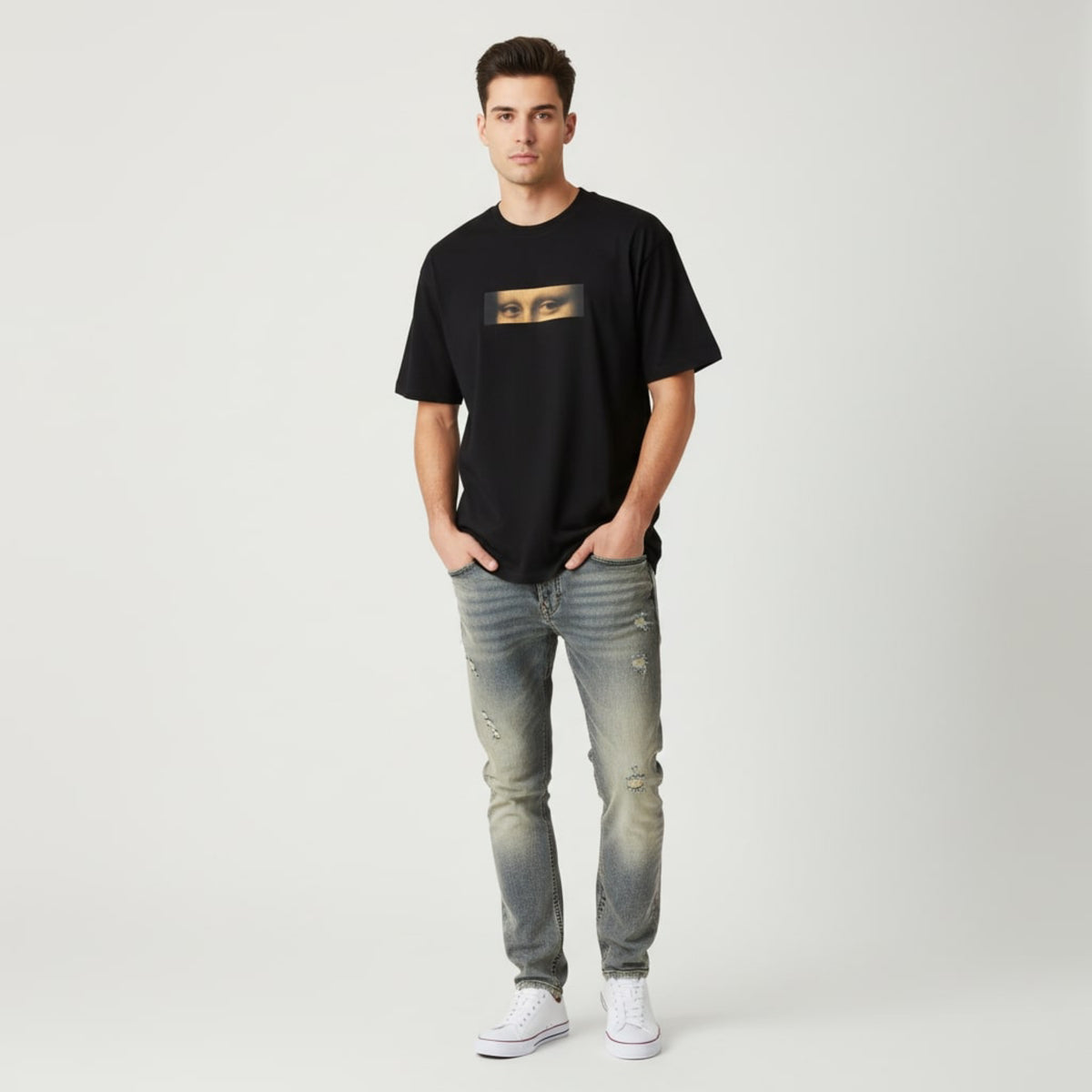 Camiseta negra con ojos de la Mona Lisa y autógrafo de Da Vinci.