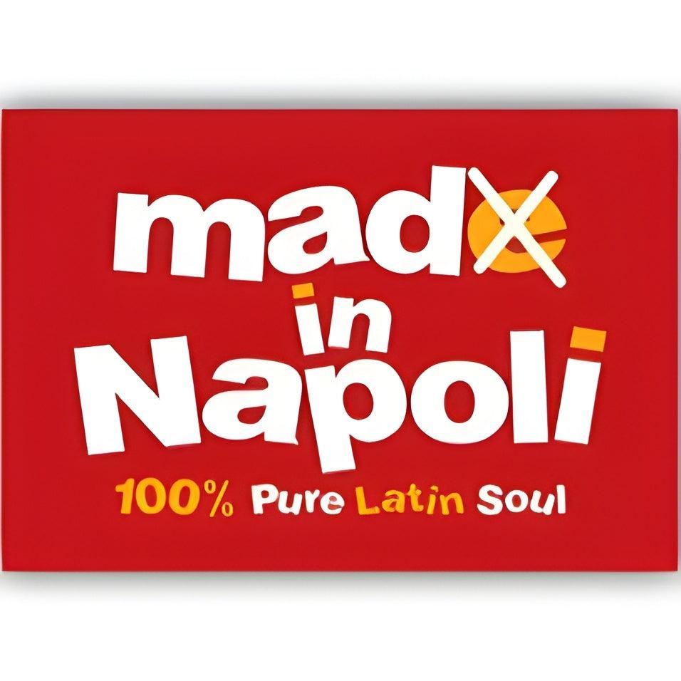 Magnete rosso con scritta bianca “Made in Napoli” e dettagli gialli