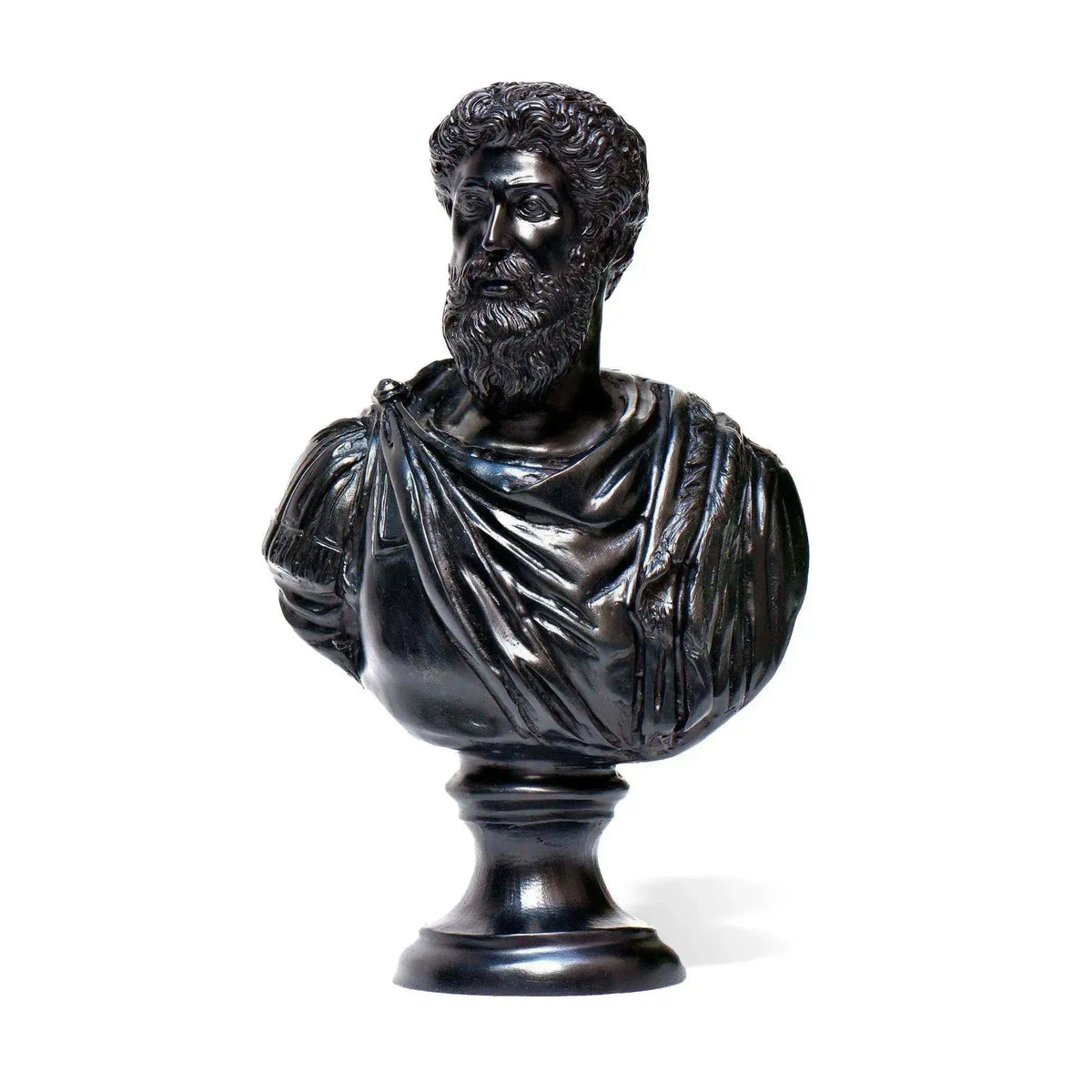 Busto di Marco Aurelio imperatore romano in bronzo scuro, con barba scolpita, capelli ricci, drappeggio e base rotonda su fondo bianco.