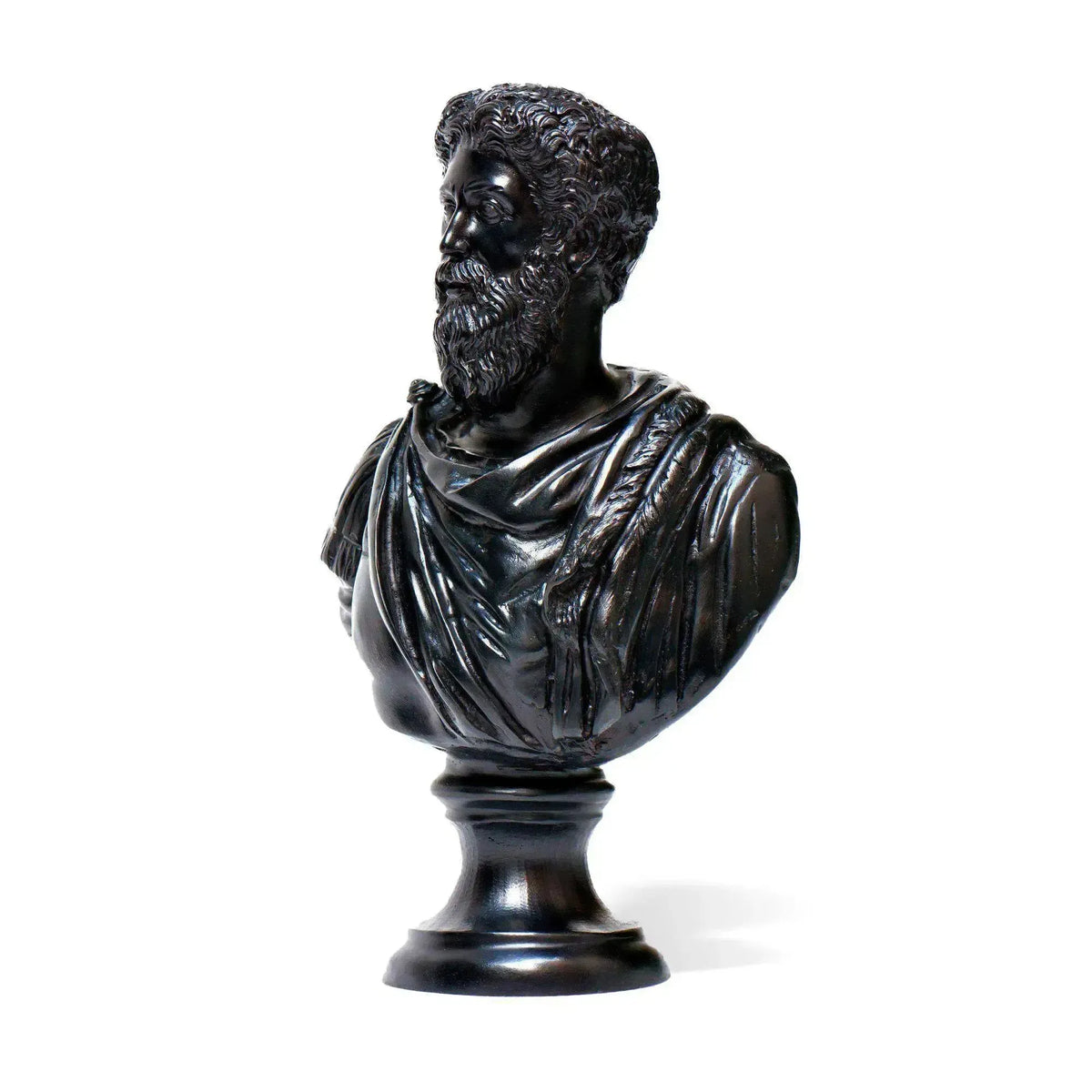 Busto di Marco Aurelio imperatore romano in bronzo scuro, fotografato di tre quarti con barba, capelli ricci, drappeggio e base rotonda.