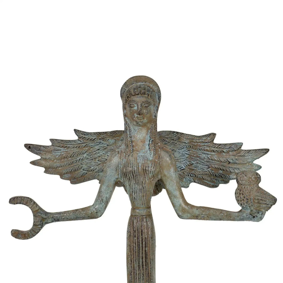 Primo piano della Vittoria alata in bronzo con patina verde, statua decorativa con ali spiegate, figura femminile stilizzata e dettagli incisi.
