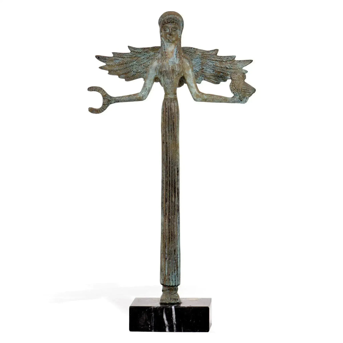 Vittoria alata in bronzo con patina verde, statua decorativa con ali spiegate, figura femminile stilizzata e base in marmo nero su fondo bianco.