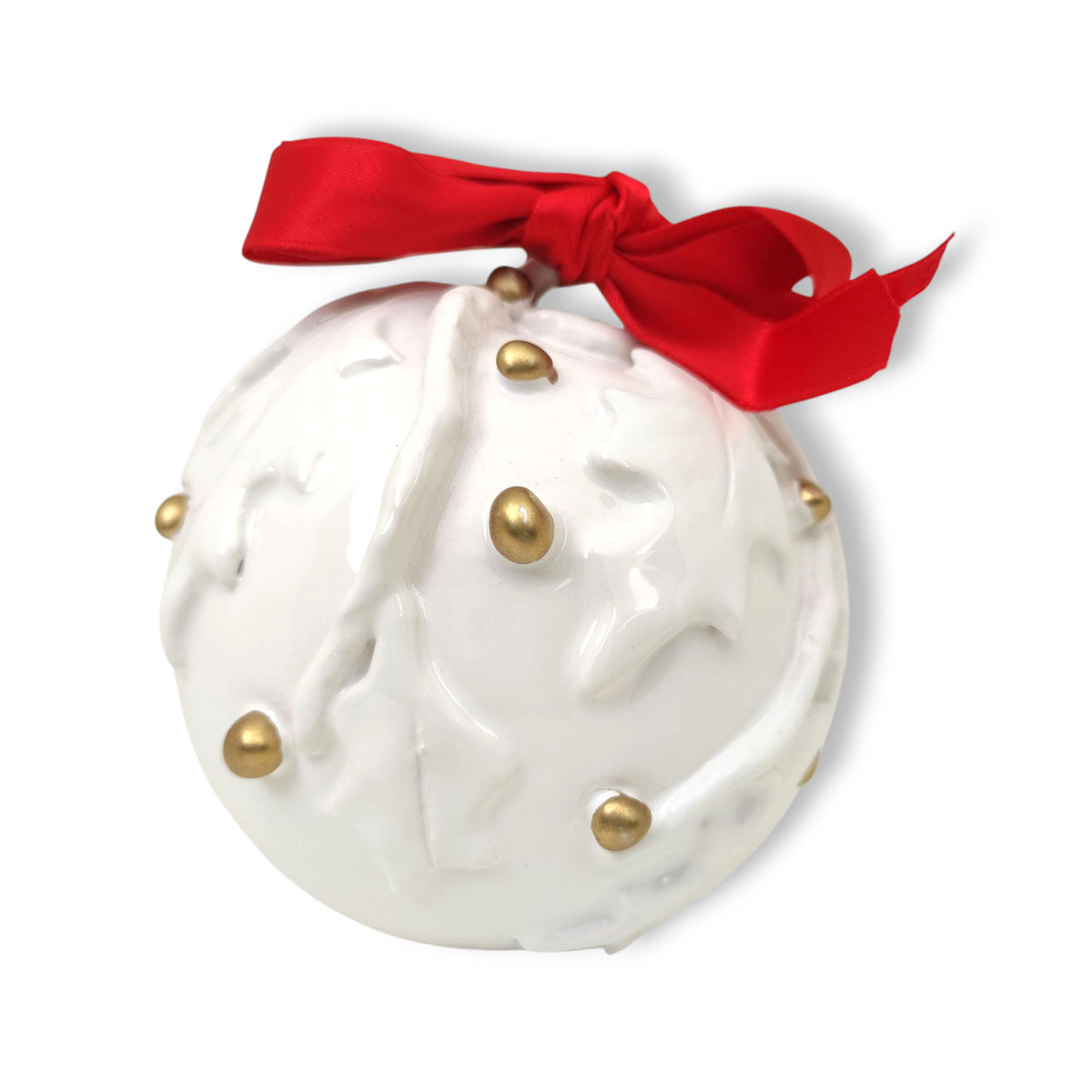 Pallina di Natale bianca in porcellana di Capodimonte con foglie in rilievo, bacche dorate e fiocco rosso