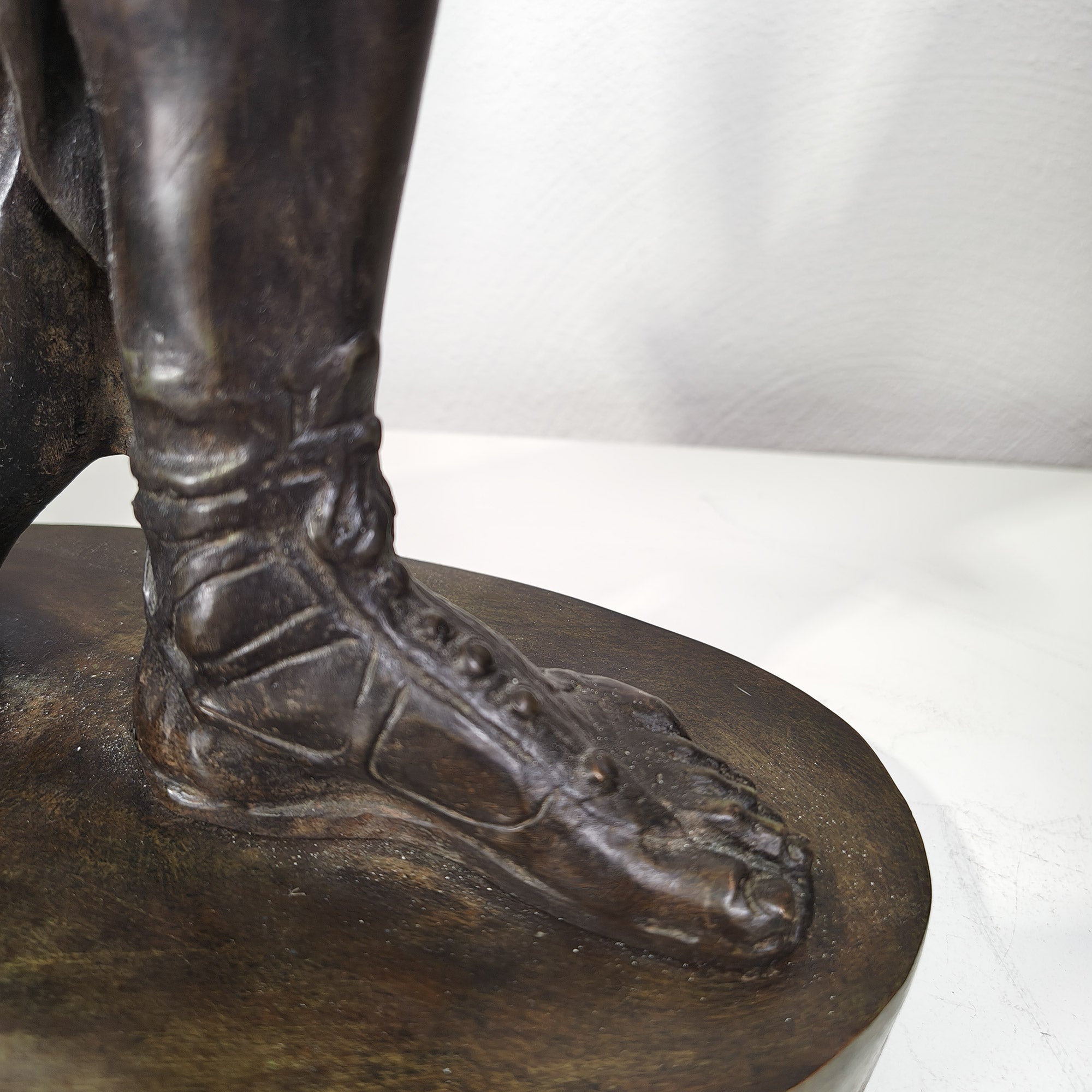 Dettaglio del panneggio e della muscolatura della statua di Perseo in bronzo