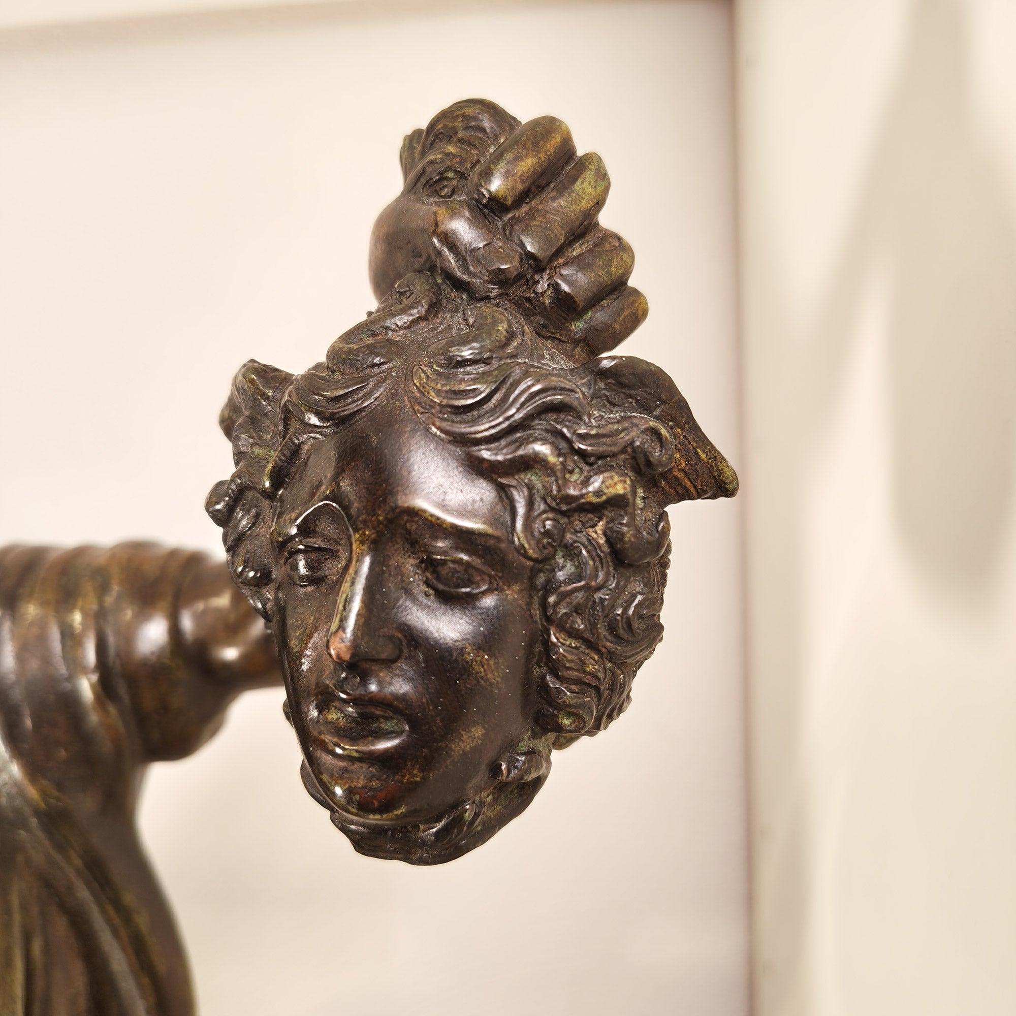 Dettaglio della patina scura brunita del bronzo di Perseo