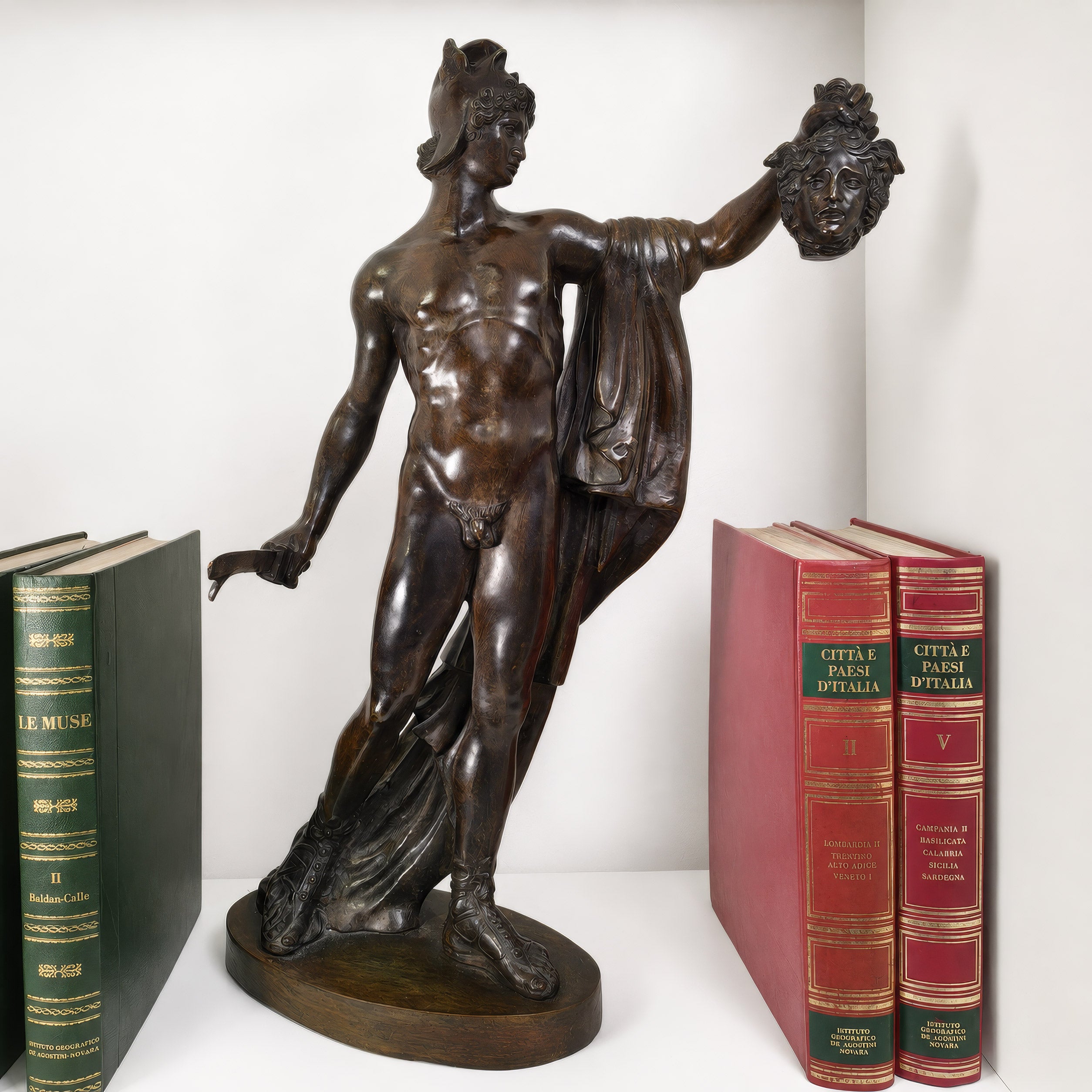 Dettaglio dei calzari della statua in bronzo di Perseo