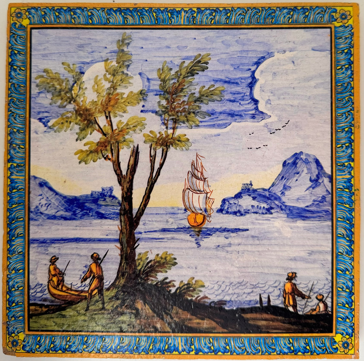 Piastrella in cotto con golfo, veliero e pescatori, decoro del Chiostro di Santa Chiara