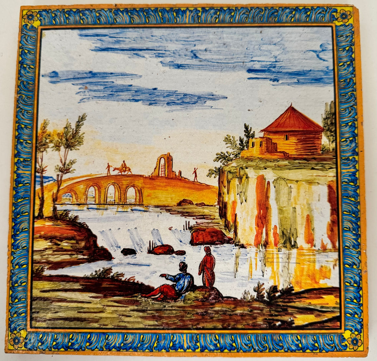 Piastrella in cotto con ponte ad archi e figure sul fiume, decoro del Chiostro di Santa Chiara
