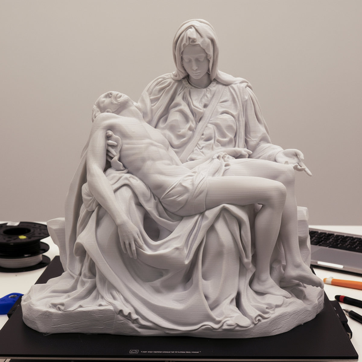 Pietà di Michelangelo in PLA bianco opaco, vista frontalmente sul piano di stampa.