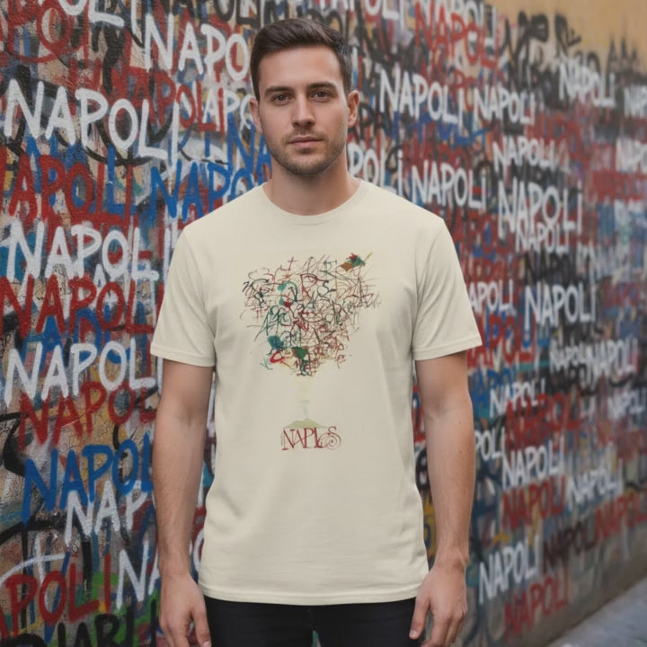 T-shirt unisex in cotone naturale con design artistico “Lettering Napoli” ispirato al Vesuvio.
