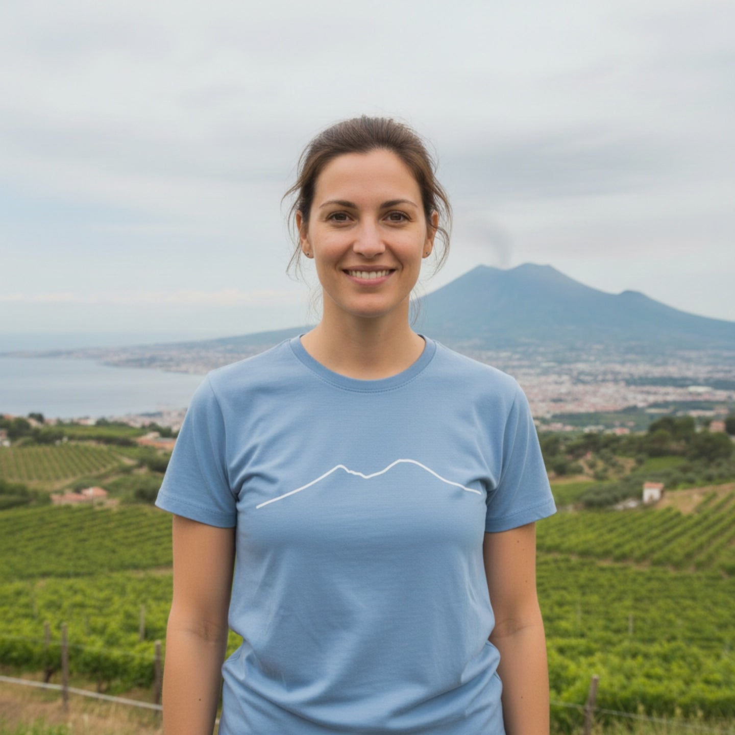 T-shirt donna in cotone con stampa artistica ispirata al Vesuvio, simbolo di Napoli.