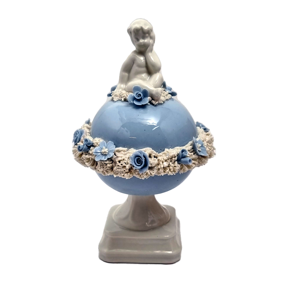 Profumatore azzurro in porcellana di Capodimonte, con fiori e bambino sulla sommità, su fondo bianco.