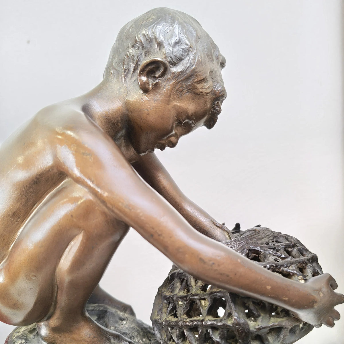 Dettaglio della base in marmo della scultura Ragazzo con nassa