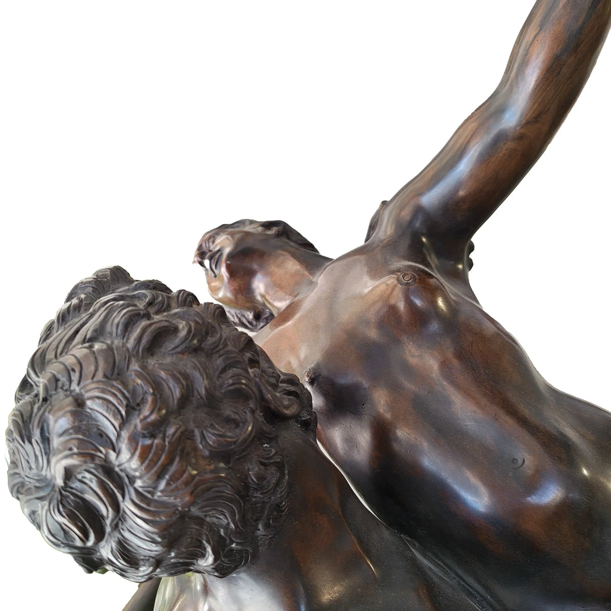 Dettaglio dal basso del busto e del volto della figura femminile nel Ratto delle Sabine in bronzo.