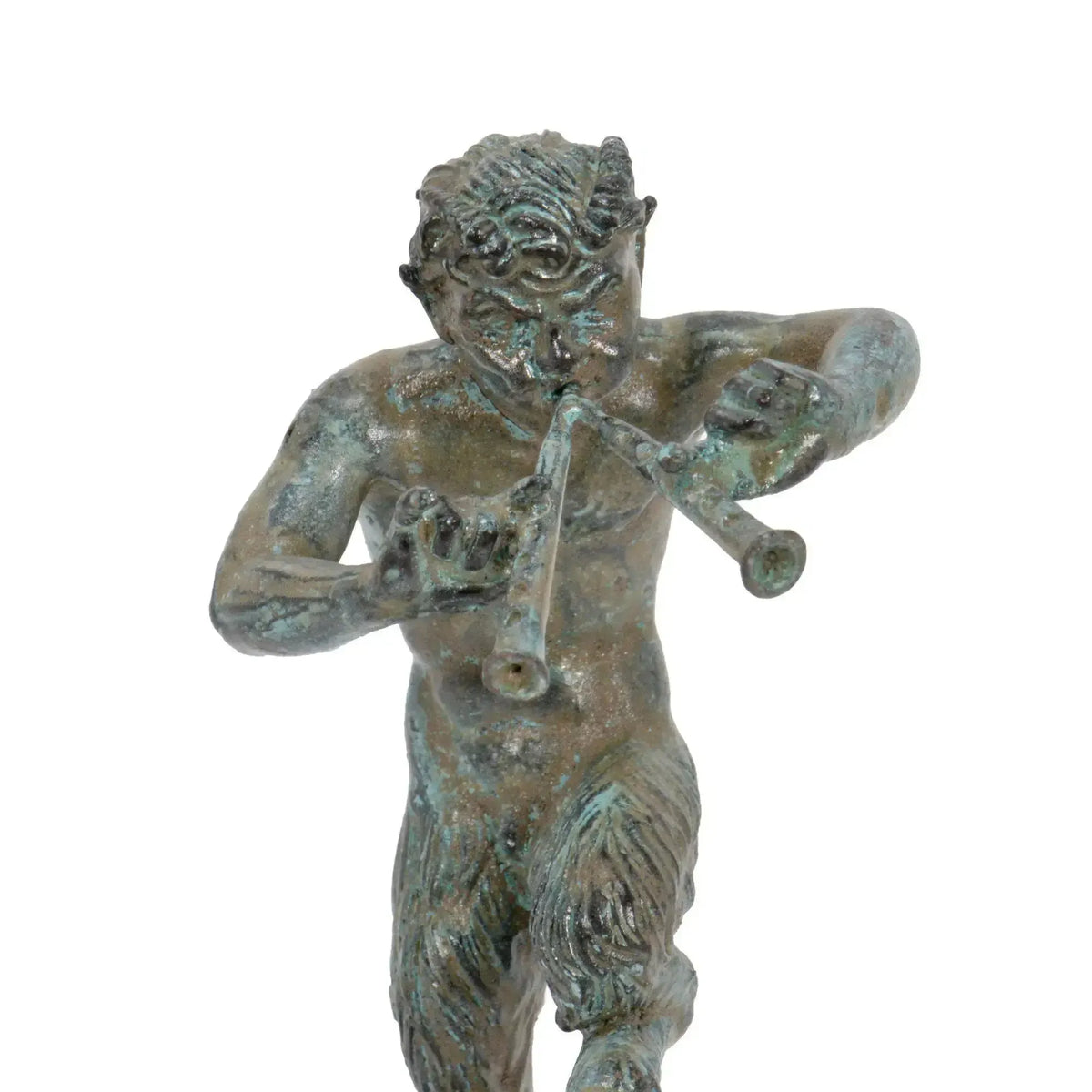 Dettaglio del satiro in bronzo con patina verde, con volto, mani e due pifferi su fondo bianco.