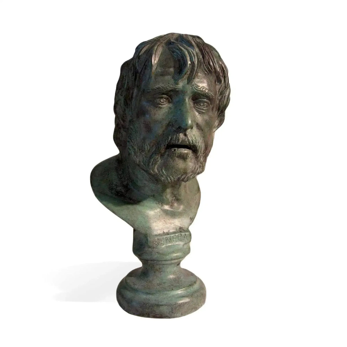 Testa di Seneca in bronzo con patina verde, busto decorativo con barba, capelli scolpiti e base rotonda, fotografato su fondo bianco.
