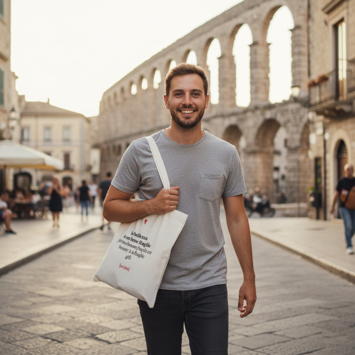 White cotton shopper with Ovid's phrase "Beauty is a fragile good" – elegant and minimal eco-friendly bag