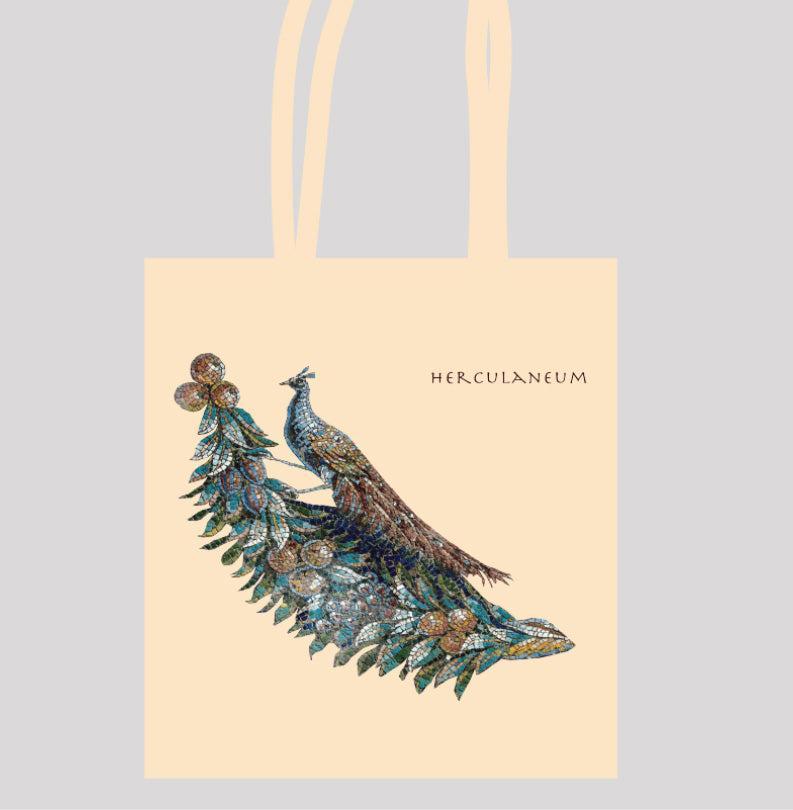 Illustrazione di shopper beige con pavone e scritta Herculaneum, su fondo grigio