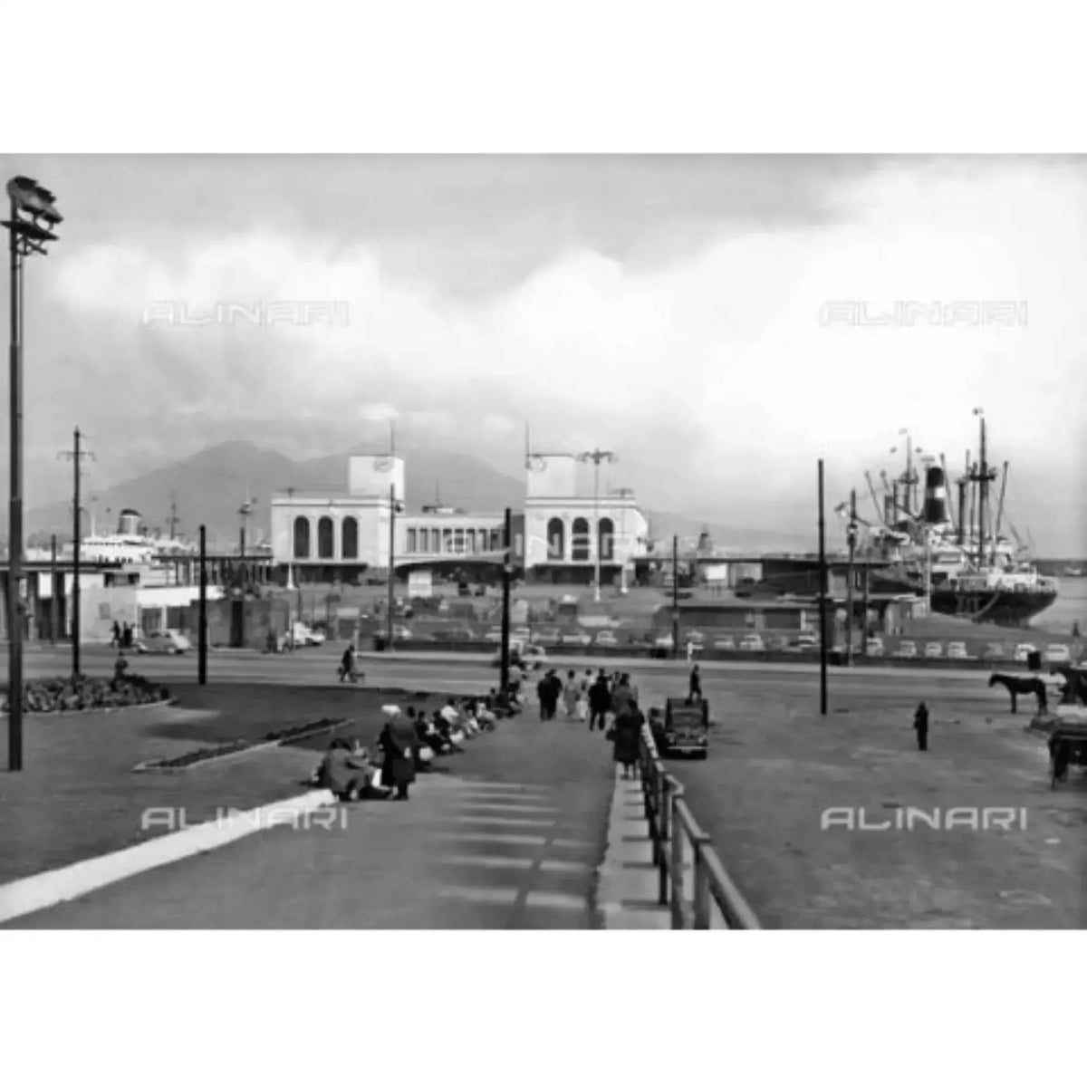 Stampa fotografica Alinari della Stazione Marittima di Napoli, con navi ormeggiate e persone in primo piano