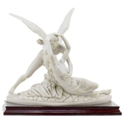 Statua neoclassica di Amore che bacia Psiche, scolpita in marmo di Carrara su base in legno.