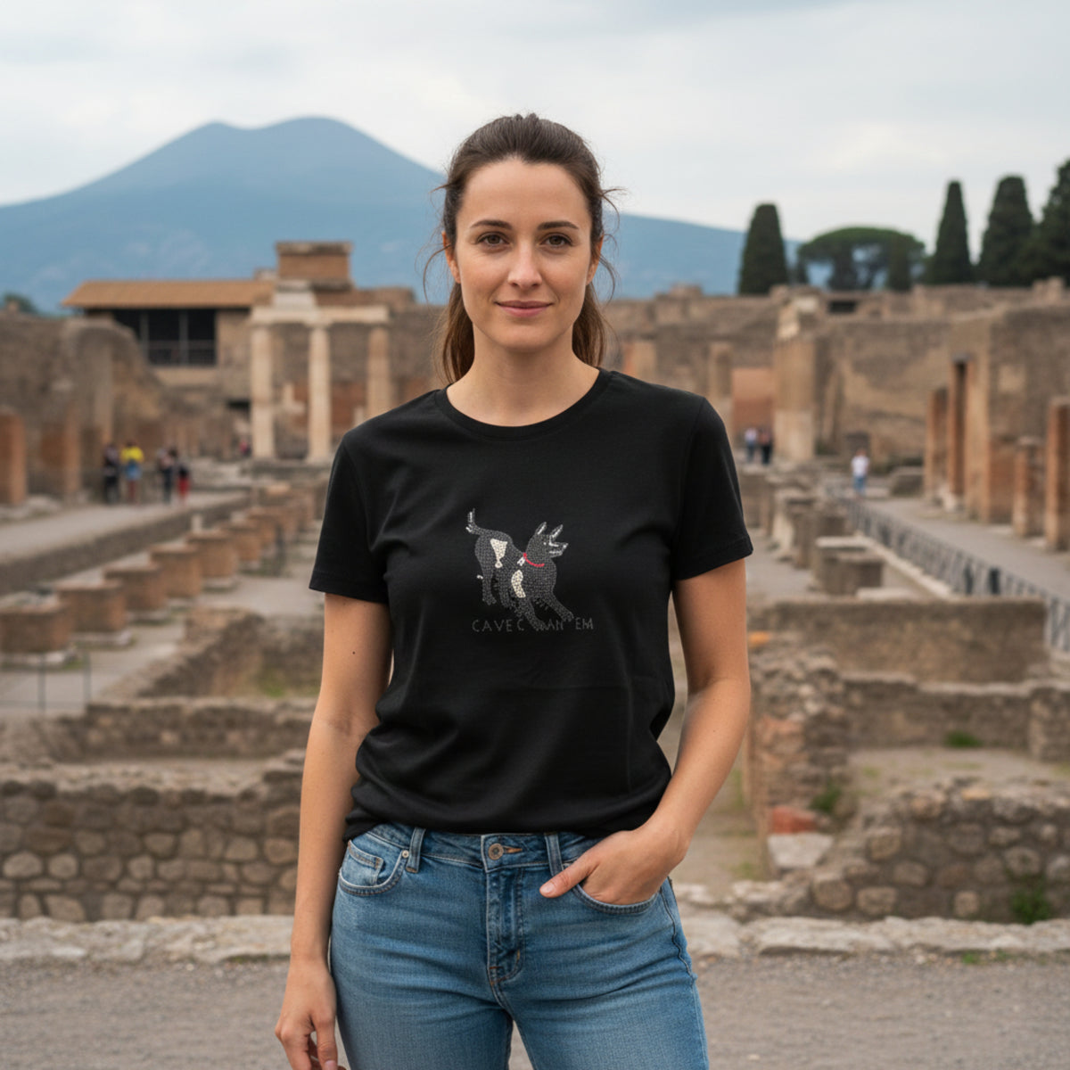 Camiseta de algodón para mujer con estampado “Cave Canem” inspirado en el mosaico pompeyano.