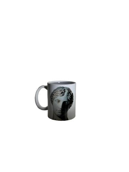Tazza Amazzone con volto femminile in chiaroscuro, su fondo bianco