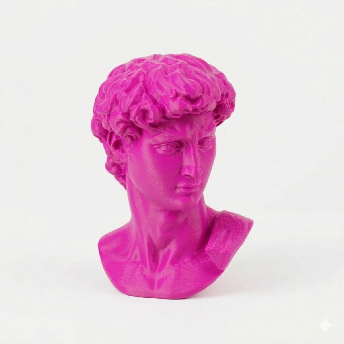 Testa del David di Michelangelo in PLA magenta, vista di tre quarti su fondo bianco.