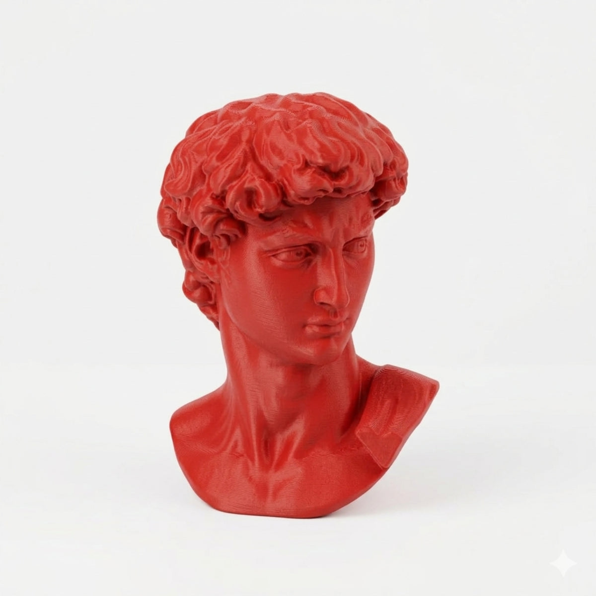 Testa del David di Michelangelo in PLA rosso, vista di tre quarti su fondo bianco.