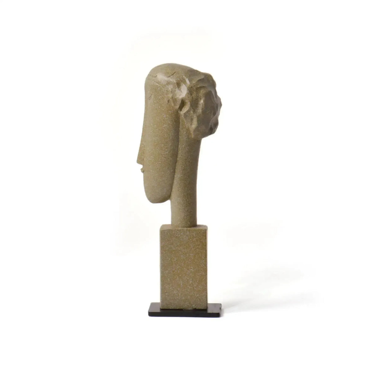 Profil de la sculpture tridimensionnelle en résine de "Tête de femme" de Modigliani.