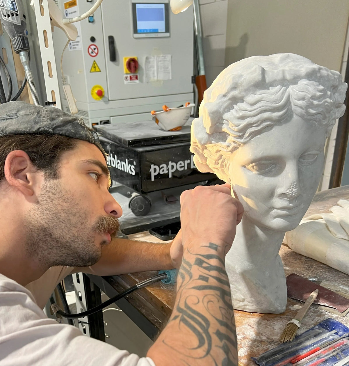 Busto di Thalia, Musa della Commedia, in marmo bianco di Carrara in lavorazione.
