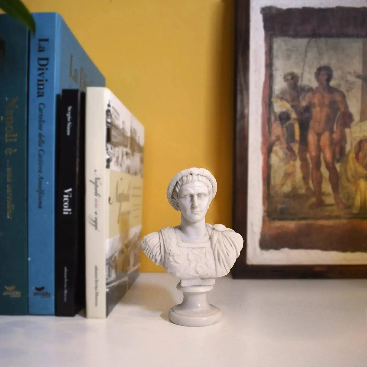 Busto di Tiberio in marmo ricomposto su una mensola, accanto a libri e a un quadro