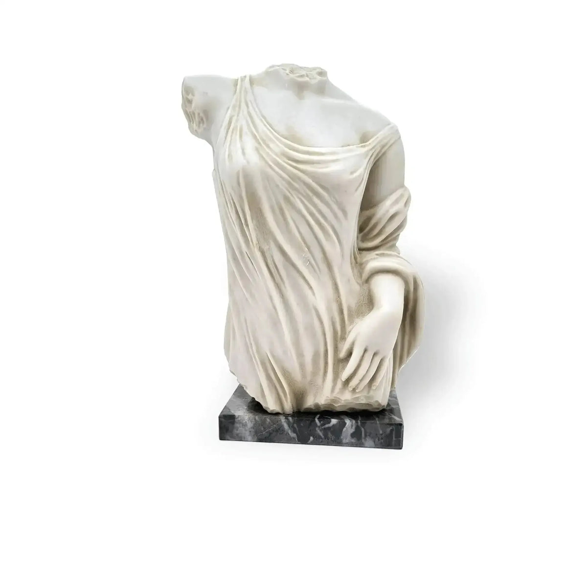 Torso femminile in marmo ricomposto con veste drappeggiata su base scura, vista frontale
