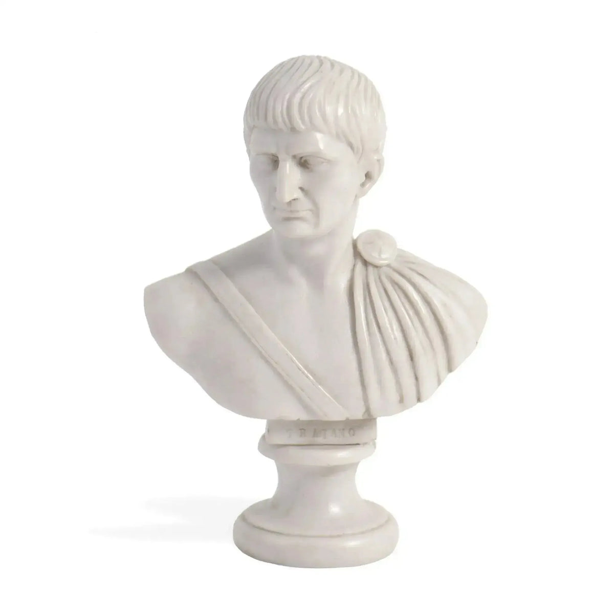 Busto di Traiano in marmo ricomposto con mantello drappeggiato, su fondo bianco