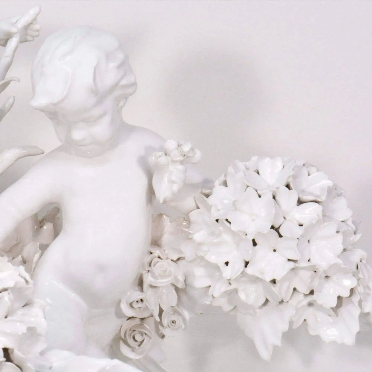 Baño de primer plano con amorcillos romanos en porcelana de Capodimonte
