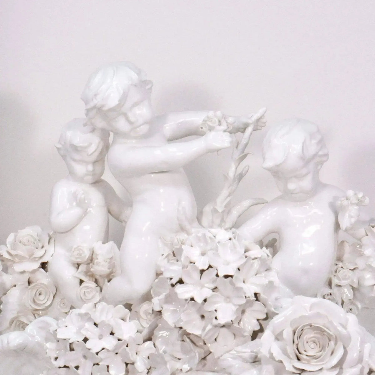 Detalles de bañera con Roman Putti en porcelana Capodimonte