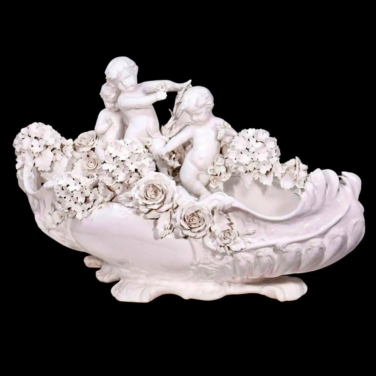 Baignoire avec Putti Romain en porcelaine de Capodimonte sur fond noir
