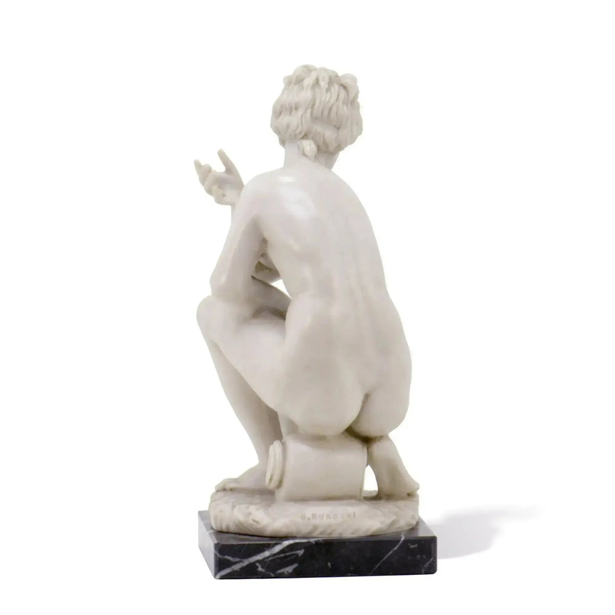 Escultura de mármol que representa a la diosa Afrodita agachada, arte griego.